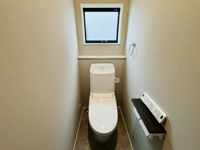タマタウン　瑞穂市本田（本田小Ⅱ）　全3区画分譲のトイレ|超節水型の水洗トイレを標準採用。汚れが付きにくいコーティング加工で、いつでも清潔に保てる便座を装備。