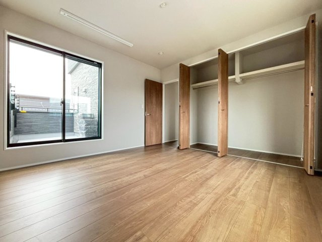 タマタウン　瑞穂市本田（本田小Ⅱ）　全3区画分譲の寝室|全居室にたっぷり収納できる大型収納を設置。窓ガラスは断熱性能や結露防止効果の高いペアガラスです。