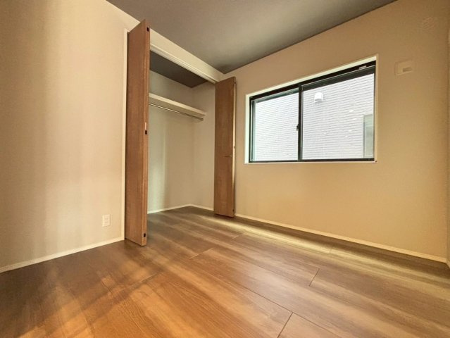 タマタウン　瑞穂市本田（本田小Ⅱ）　全3区画分譲の洋室|全居室にたっぷり収納できる大型収納を設置。窓ガラスは断熱性能や結露防止効果の高いペアガラスです。
