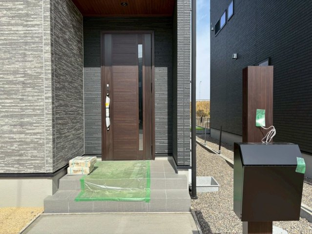 タマタウン　瑞穂市本田（本田小Ⅱ）　全3区画分譲の玄関|玄関ドアの鍵はディンプルキーと内側はサムターンキーになっており防犯性の高い仕様になっています。