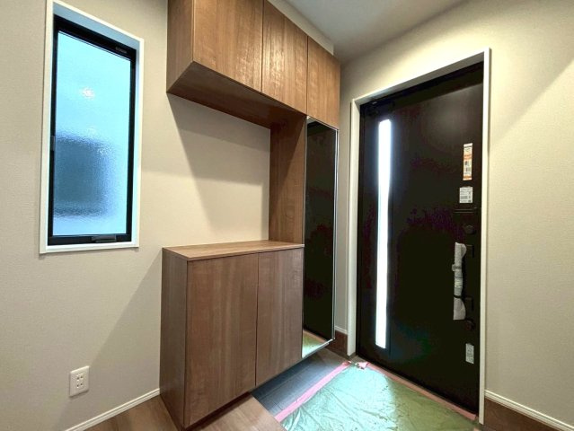 タマタウン　瑞穂市本田（本田小Ⅱ）　全3区画分譲の玄関|大容量のシューズ収納付きで玄関周りもすっきり！玄関ドアからの光が玄関ホールを明るくしてくれます。