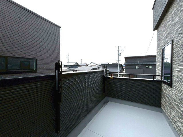 タマタウン　瑞穂市本田（本田小Ⅱ）　全3区画分譲のバルコニー|バルコニーは南向きで洗濯物もよく乾きます！強度と表面積硬度を持つFPRで防水しています。