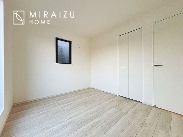 【洋室】 | 暮らしやすさを考えたプランで快適な現地ロケーションを実現。安らぎに満たされる、ゆとりのある日々を過ごせます♪