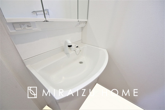 【独立洗面台】 | お掃除も楽にできる洗面台が嬉しいですね♪毎日使うものだから、できる限り綺麗さを保ちたいです。朝シャンプー派のご家族様も安心してお使い頂けそうです。
