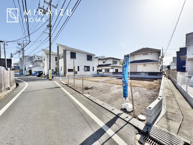 【前面道路含む現地写真】 | 青く澄み渡った綺麗な空と、陽の光をたっぷりと受ける、そんな新築住宅で新生活をスタートしてみませんか？見学・ご相談等、ミライズホーム(株)までお気軽にご連絡下さい。