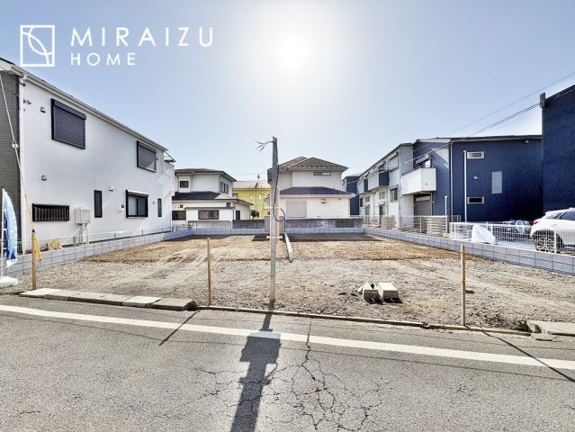 【外観】 | 青く澄み渡った綺麗な空と、陽の光をたっぷりと受ける、そんな新築住宅で新生活をスタートしてみませんか？見学・ご相談等、ミライズホーム(株)までお気軽にご連絡下さい♪