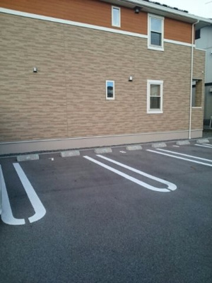 【駐車場】 | チェリーガーデン | 車をお持ちの方に嬉しい駐車場付きの物件です