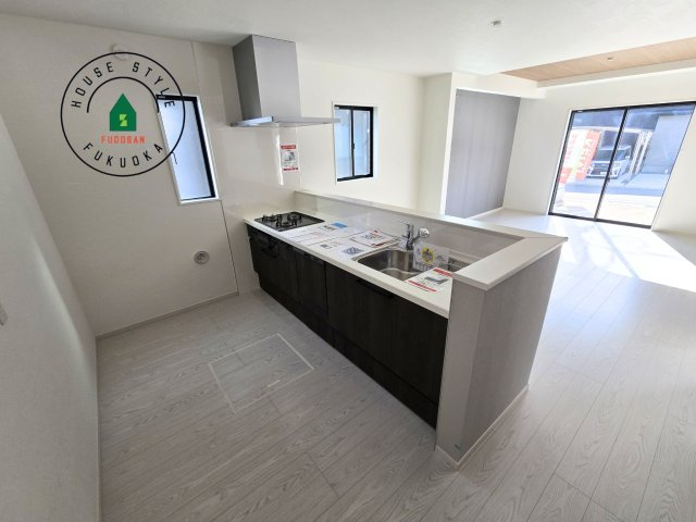 福岡市早良区次郎丸1町目第2-1棟（2号棟）　の内観：施工例|明るいキッチン作業スペースを多くとりました。ご夫婦でキッチンに立っても調理がしやすい広さです。食器類もすっきりと片付く収納は魅力的です。