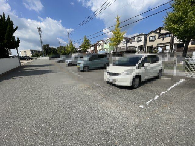 ロイヤルマンション2号棟の駐車場