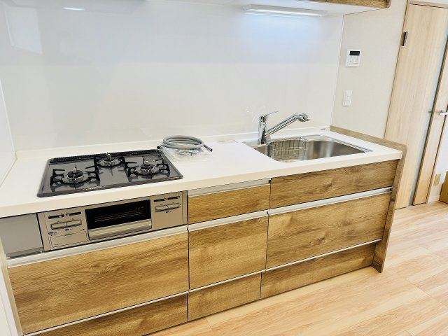 ファミール西八王子Ｂ号棟（１号棟）のキッチン|～３口コンロと広い調理台でお料理が捗ります～