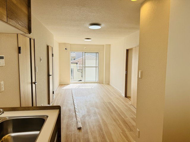 ファミール西八王子Ｂ号棟（１号棟）の居間・リビング|～15.6帖の明るいLDKで、家族団欒の時間をお過ごしいただけます～