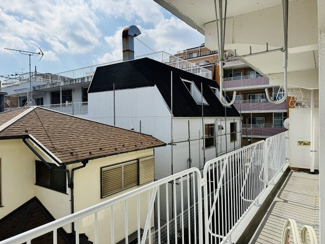 ファミール西八王子Ｂ号棟（１号棟）のバルコニー|～3ヶ所から出入り可能なバルコニーです～