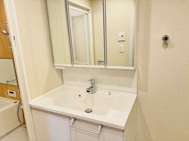 ファミール西八王子Ｂ号棟（１号棟）の独立洗面台|～新機構悪寒済、３面鏡付きの独立洗面台　細々している物をスッキリ収納出来ます～