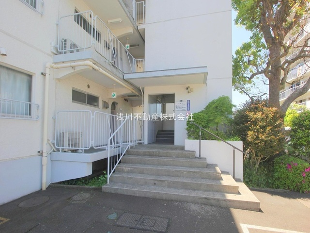 ファミール西八王子Ｂ号棟（１号棟）のエントランス|～管理形態は全委託式　キレイにメンテナンスされているマンションです～