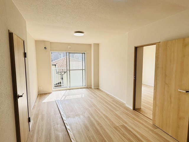 ファミール西八王子Ｂ号棟（１号棟）の居間・リビング|～15.6帖の明るいLDKで、家族団欒の時間をお過ごしいただけます～