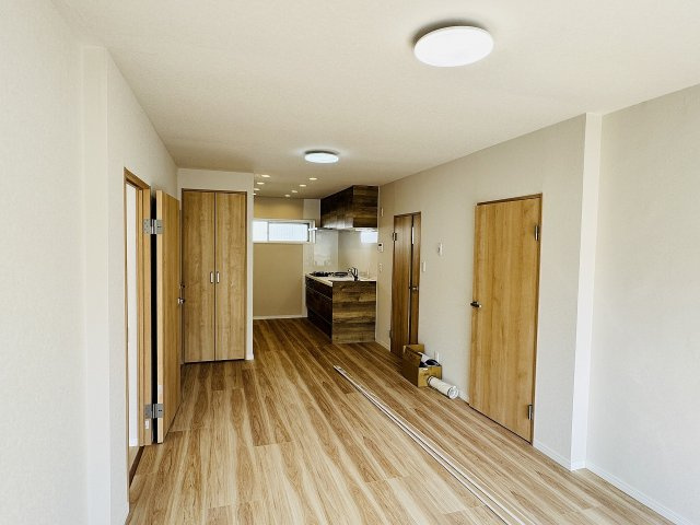 ファミール西八王子Ｂ号棟（１号棟）の居間・リビング|～15.6帖の明るいLDKで、家族団欒の時間をお過ごしいただけます～