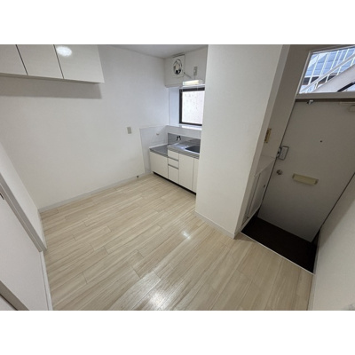 【内装】 | 大塚ハイツ2号棟 | 明るい色調の室内です