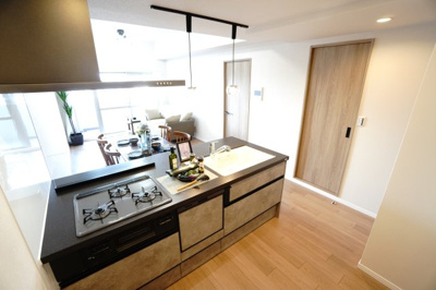 【キッチン】 | 【上質リノベ】ローレルコートアネスト光南 | ☆キッチンの特徴☆
・クリナップ社製
・コーリアントップ
・浄水器一体型ハンドシャワー水栓
・ホーロートップ3口ガスコンロ
・ワークトップ下コンセント
・食器洗い乾燥機
・強化ガラス製のオイルガード