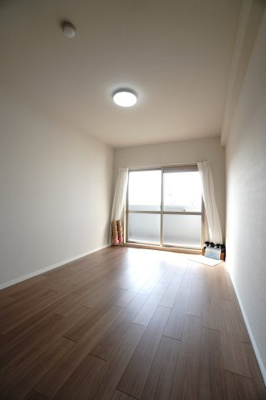 【洋室】 | 【上質リノベ】ローレルコートアネスト光南 | 【洋室約6.3帖】
心と体をゆったりと安らげる主寝室。
寝室のゆとりが大きい分だけ、
暮らしの安らぎは深まります。
一日の疲れを癒すだけでなく、
ご夫婦の親密な語らいを紡ぎ出します。