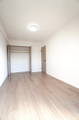 【洋室】 | 【上質リノベ】ローレルコートアネスト光南 | 【洋室約6.3帖】
どんな家具や敷物でも部屋に馴染みやすく、
コーディネートがし易そうですね。
配置も柔軟に対応できるので身の回りの整理もし易い！
自分好みの空間に出来そうですね！