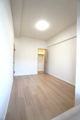 【洋室】 | 【上質リノベ】ローレルコートアネスト光南 | 【洋室約5.9帖】
こども部屋をコーディネート！このぐらいの広さがあれば、 
お子さんの好きな色やモチーフを使ったコーディネートで、
勉強もお片付けも全部楽しいお気に入りの空間にしていけそうですね！