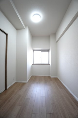 【洋室】 | 【上質リノベ】ローレルコートアネスト光南 | 【洋室約4.6帖】
在宅勤務・リモートワークの書斎や、
趣味やくつろぎのスペースとしても。
家族と一緒に楽しい時間を過ごす中にも、
一人でくつろげる時間と場所は特に良いですね。
