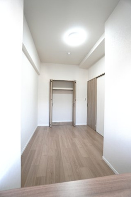 【洋室】 | 【上質リノベ】ローレルコートアネスト光南 | 【洋室約4.6帖】
将来、ライフスタイルや家族構成が変わった時等、
第2子供部屋としても活用できそうですね！
勿論、壁掛けエアコンも取付が出来ますので、
快適な居室環境で過ごせそうです！