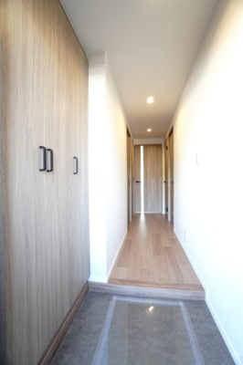 【玄関】 | 【上質リノベ】ローレルコートアネスト光南 | 【玄関ホール】
人を迎え入れる最初の場所だからこそ、
清潔感があり纏まった空間にして頂ける様に
大型シューズBOXを設置。
照明はオートライト。消し忘れや
出入りが暗くならなく済みます！