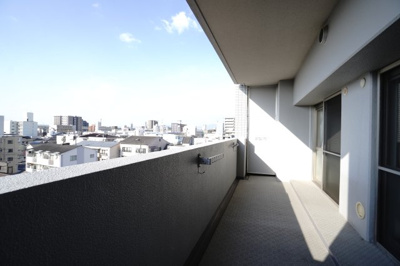 【バルコニー】 | 【上質リノベ】ローレルコートアネスト光南 | 【バルコニー】
リビング全面が接するワイドバルコニー。
前面の建物が邪魔することなくよく陽が当たり、お洗濯物もすぐ乾きそう！
この位の広さがあると、エアコン室外機を置いても十分なスペースを保てます。