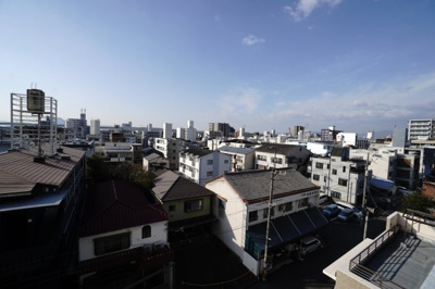 【展望】 | 【上質リノベ】ローレルコートアネスト光南 | 【四季を感じる】
四季の移ろい・爽やかな青空や風を感じられ
自然を愉しめるパノラマビュー。
毎日の暮らしに余裕を感じさせてくれる、
遮る物の無い開放的な眺望を是非、ご堪能ください。