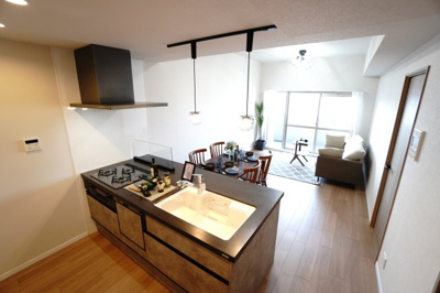 【キッチン】 | 【上質リノベ】ローレルコートアネスト光南 | 【キッチンスペース】
キッチンがフラット対面式で豪華設備！
Jサイドフード＆強化ガラスオイルガードを使用で、
アイランドキッチンみたいに一気に開放感爆発！
まるで、ステージからリビングを見渡すよう。