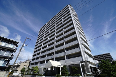 【外観】 | 【上質リノベ】ローレルコートアネスト光南 | 【耐震性】
耐震性の高さを判断するポイントは、
建築確認申請日が1981年6月1日以降の
新耐震基準に適合しているかどうか。
震度６程度の大地震でも
建物が崩壊しないレベルが基準になりました。