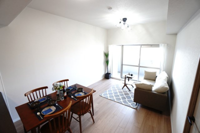 【居間・リビング】 | 【上質リノベ】ローレルコートアネスト光南 | 【約13.8帖LDK】
キッチンとゆるやかにつながる開放的なLDK。
グレージュの床と石目調キッチンが空間に統一感を生み、
暮らしにやさしい落ち着きを添える。
大きな窓から光が広がり、明るく心地よい♪