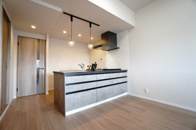 【キッチン】 | 【上質リノベ】ローレルコートアネスト光南 | 【キッチンスペース】
空間にすっと溶け込むフラット対面キッチンは、
ダイニングやリビングとの一体感を高める設計。
視界を遮らないレイアウトにより、
家族の気配を感じながら心地よく料理ができますね！