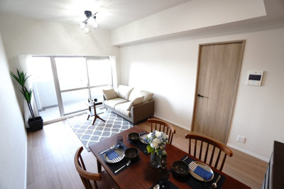 【居間・リビング】 | 【上質リノベ】ローレルコートアネスト光南 | 【約13.8帖LDK】
今回のリノベは「グレイスビスタ」
グレージュモダンを基調とし、
日常の中に気品あふれる空間を創出。
日々の営みに、さらなる彩りを添え
もっと豊かな暮らしをというのがコンセプト。