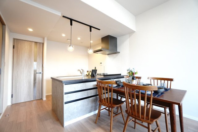 【居間・リビング】 | 【上質リノベ】ローレルコートアネスト光南 | 【約13.8帖LDK】
視線が奥まで抜けるワイドなLDK。明るさと心地よさを兼ね備えた空間は、
家族の時間も一人の時間も、どちらも快適に過ごせる。
家具配置の自由度も高く、日常がより伸びやかに広がる。