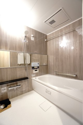 【浴室】 | 【上質リノベ】ローレルコートアネスト光南 | 【バスルーム】
TOTO社製RWシリーズは
「ゆるリラ浴槽」「カラリ床」で独自の技術によりバスタイムを
よりよく演出してくれます！
更に、浴室暖房乾燥機が標準設備！
お手入れが楽なシステムバスです。