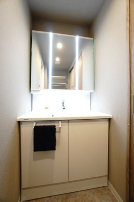 【独立洗面台】 | 【上質リノベ】ローレルコートアネスト光南 | 【コスメカウンター】
Panasonic社製！
「美ルックツインラインLED照明」は、
従来の照明より自然な肌の色に見える照明。
肌の色味を美しく引き立て、
洗面ボウルも広くメイクの時間をより素敵に。