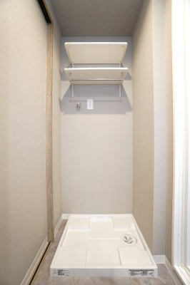 【独立洗面台】 | 【上質リノベ】ローレルコートアネスト光南 | 【パウダールーム】
嬉しい、タオル掛け付きの2段可動式のリネンラック。
しかも装着が楽なワンタッチ式の給水栓！
洗濯機置場はドラム式の洗濯機も入るサイズですが、
お手持ちのサイズが入るか要確認です！