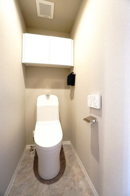 【トイレ】 | 【上質リノベ】ローレルコートアネスト光南 | 【レストルーム】
TOTO社製！きれいをまもるせいけつトイレ！
お掃除はサッとひとふきで完了！
少ない水で、汚れをしっかり洗い流します。
手洗い機能付きなので、もしもの時も慌てない！
キャビネット付！