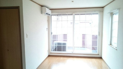 【居間・リビング】 | フォレスト・ヒルズＢ | こちらの居間で趣味の時間をお楽しみください