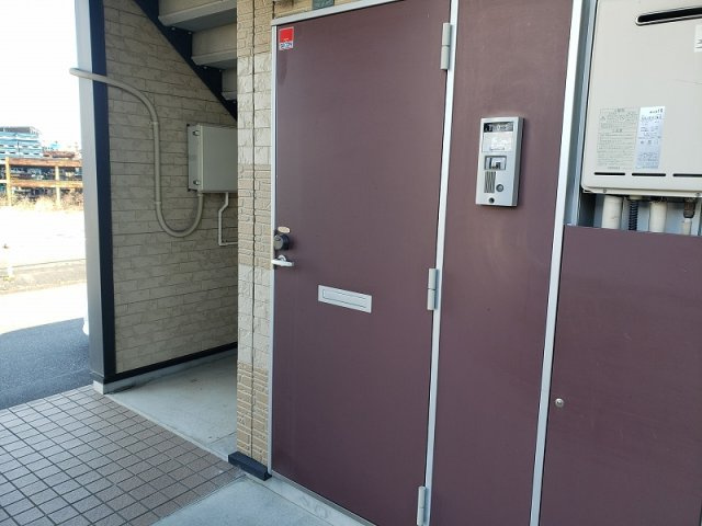 レオパレスＷＡＮの玄関