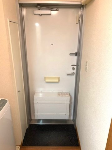 レオパレスヴェルブィルの玄関