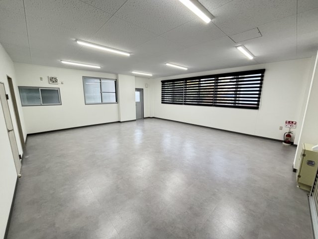 ブランフォート内郷の洋室|1階　倉庫（事務所及び車庫可）