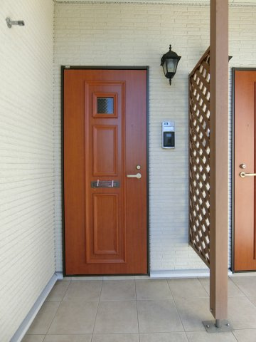 ヴィラ・クレメントの玄関|イメージ101号室の写真（反転あり）