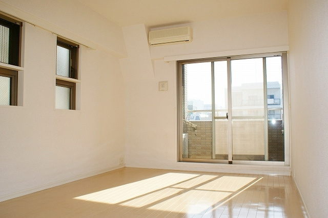 カイセイ本町の居間・リビング|現状有姿　フローリングの可能性あり