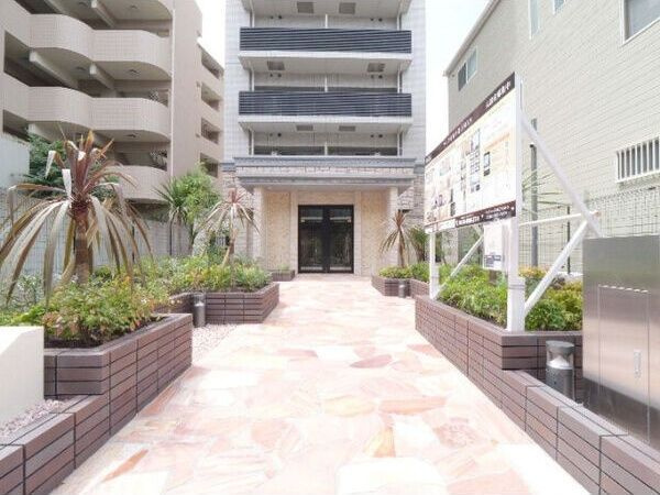 プレジオ西中島ASIANのエントランス