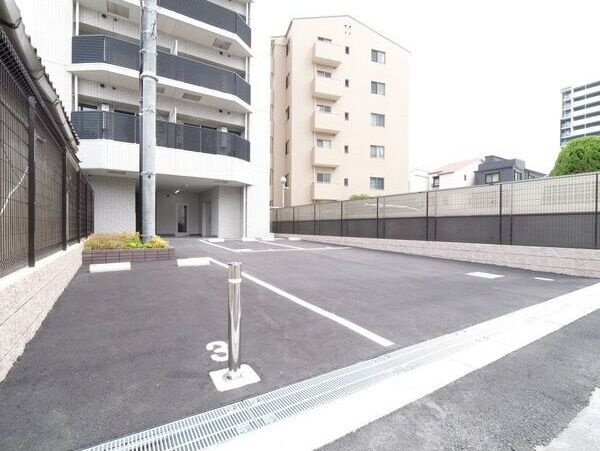 プレジオ西中島ASIANの駐車場