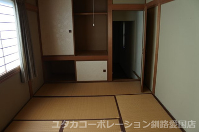 【和室】 | 緑ケ岡4丁目32-327，329売家 | この2階和室の奥に納戸が続いています。