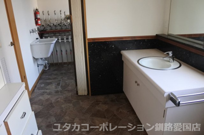 【独立洗面台】 | 緑ケ岡4丁目32-327，329売家 | 浴室横の脱衣スペースです。